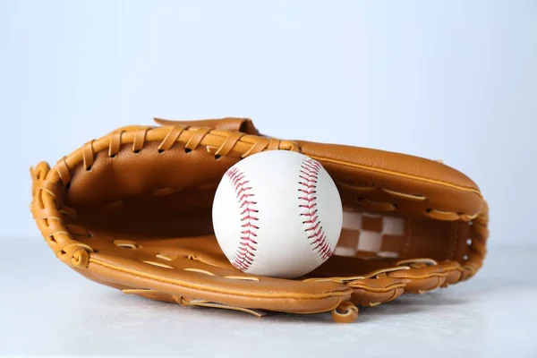 Γάντι Του Μπέιζμπολ Και Μπάλα Του Μπέιζμπολ Λευκό Φόντο Αθλητικά — Φωτογραφία Αρχείου