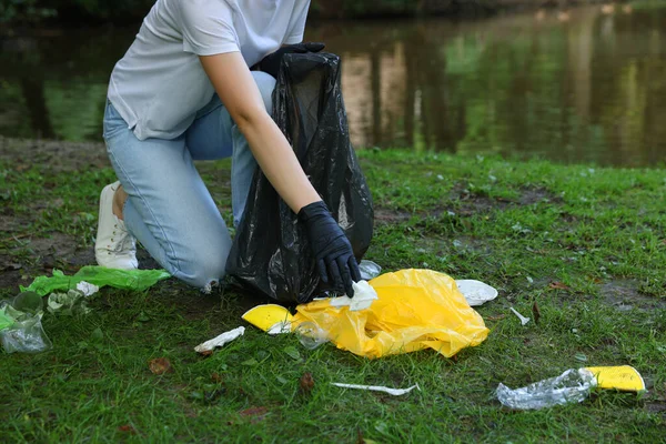 公園でゴミを収集するビニール袋を持つ女性 クローズアップ — ストック写真