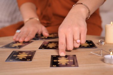 Kahin, evde tarot kartlarıyla geleceği tahmin ediyor. Yakın plan.