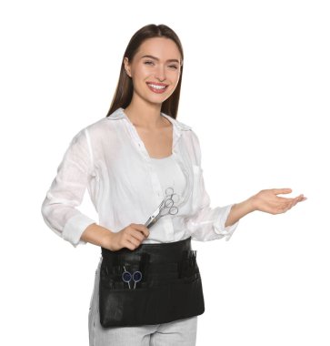 Beyaz arka planda profesyonel makaslı mutlu kuaför portresi