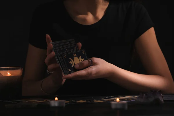 Jövendőmondó Tarot Kártyákat Keverget Asztalnál Sötétben Jóslás — Stock Fotó