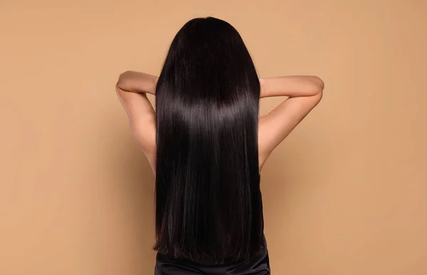 Žena Silnými Zdravými Vlasy Béžovém Pozadí Pohled Zezadu — Stock fotografie