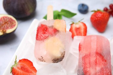 Lezzetli taze meyve ve böğürtlen dondurması ışık masasında, yakın plan.