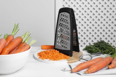 Beyaz masada rendelenmiş havuçlar.