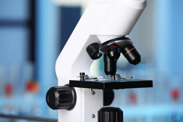 Сучасний Медичний Мікроскоп Скляною Гіркою Лабораторії Крупним Планом — стокове фото