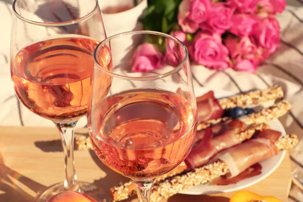Glasses Delicious Rose Wine Flowers Food White Picnic Blanket Closeup — Fotografie, imagine de stoc