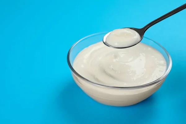 Äta Välsmakande Ekologisk Yoghurt Från Skål Ljusblå Bakgrund Utrymme För — Stockfoto