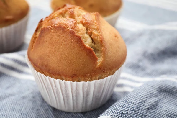 Leckerer Muffin Pappbecher Auf Dem Tisch Nahaufnahme — Stockfoto
