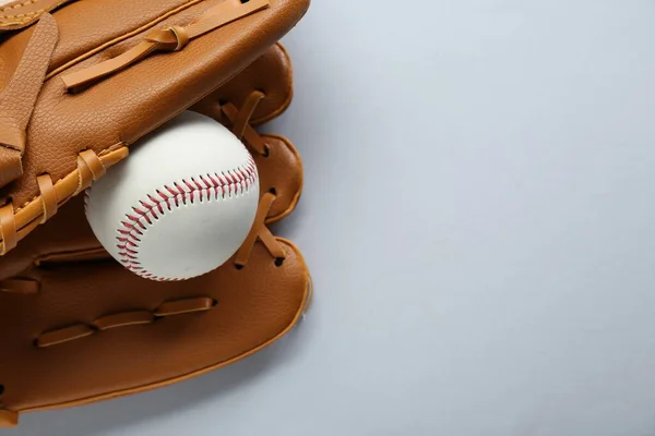 白い背景にキャッチャーのミットと野球ボール テキストのためのスペースとトップビュー スポーツゲーム — ストック写真