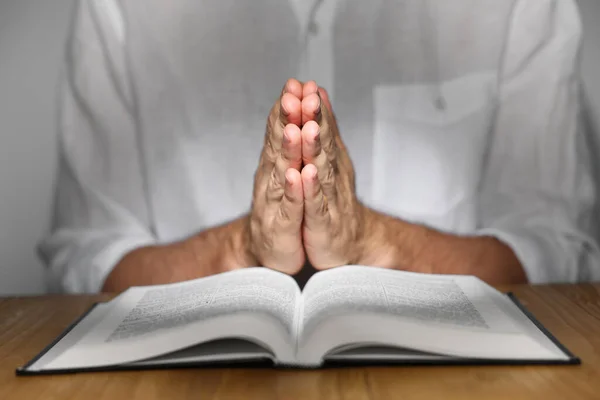 Άνθρωπος Βίβλο Προσεύχεται Στο Ξύλινο Τραπέζι Κοντινό Πλάνο — Φωτογραφία Αρχείου
