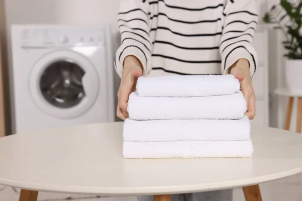 Kobieta Stosem Składanych Ręczników Przy Białym Stole Pralni Zbliżenie Miejsce — Zdjęcie stockowe