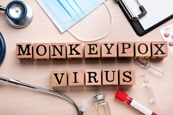 Επίπεδη Σύνθεση Lay Τις Λέξεις Monkeypox Virus Κατασκευασμένο Από Κύβους — Φωτογραφία Αρχείου