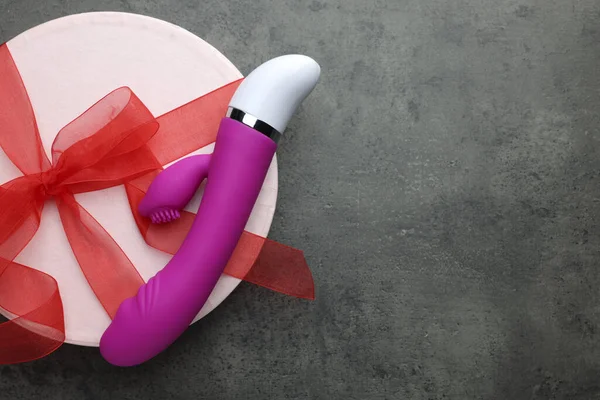 Ajándékdoboz Rózsaszín Vaginális Vibrátor Szürke Asztalon Felülnézetből Szöveges Szöveggel Szexjáték — Stock Fotó