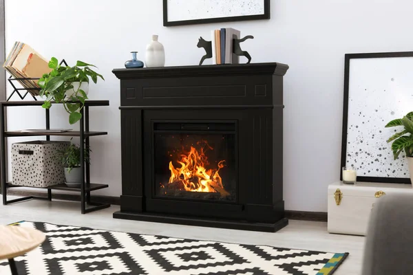 暖炉と美しい写真とスタイリッシュなリビングルームのインテリア — ストック写真