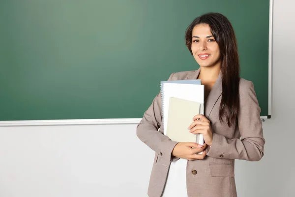 Gelukkige Jonge Leraar Geeft Les Schoolbord Klas Ruimte Voor Tekst — Stockfoto