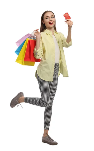 Stilvolle Junge Frau Mit Einkaufstaschen Und Kreditkarte Weißen Hintergrund — Stockfoto