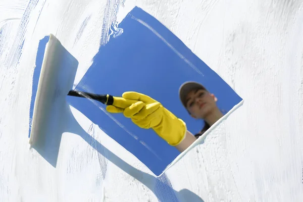 Vidrio Limpieza Mujer Con Escobilla Día Soleado — Foto de Stock