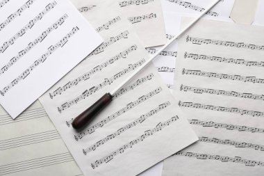 Orkestra şefinin sopası notalar, üst görünüm