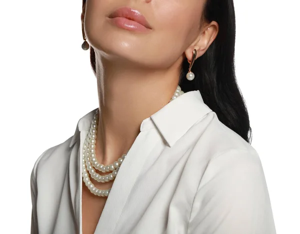 Jonge Vrouw Dragen Elegante Parel Sieraden Witte Achtergrond Close — Stockfoto