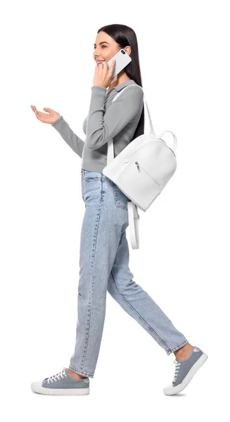 Νεαρή Γυναίκα Που Μιλάει Στο Smartphone Ενώ Περπατάει Λευκό Φόντο — Φωτογραφία Αρχείου
