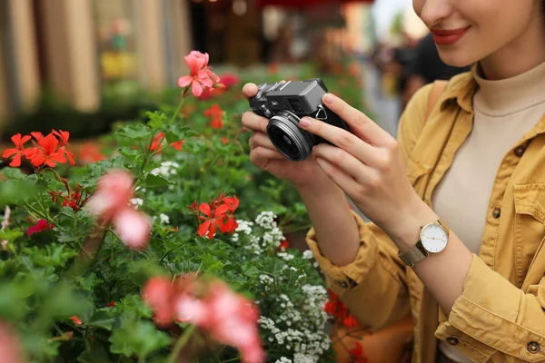 Fiatal Fényképezőgéppel Gyönyörű Virágokat Fényképez Város Utcájában Közelről Érdekes Hobbi — Stock Fotó