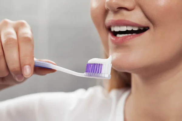Kvinna Hålla Borste Med Tandkräm Badrummet Närbild — Stockfoto