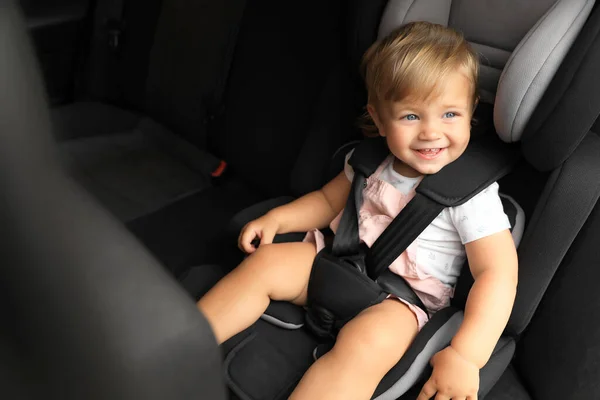 Nettes Kleines Mädchen Sitzt Kindersitz Auto — Stockfoto