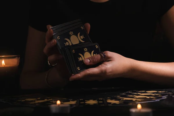 Kahin Karanlıkta Masada Tarot Kartlarını Karıştırıyor Falcı — Stok fotoğraf