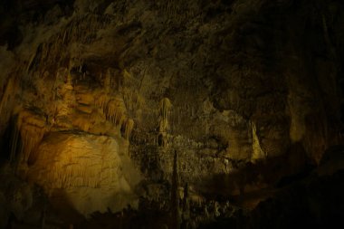 Mağaranın içinde birçok sarkıt ve dikit oluşumu var.