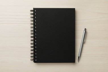 Defter ve kalem beyaz ahşap masada, düz yatıyordu.