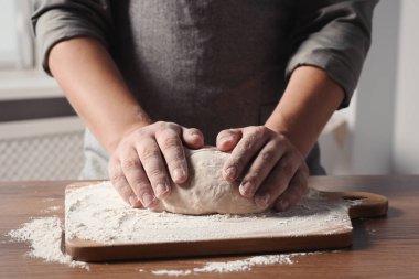 Mutfakta hamur yoğuran adam, yakın plan.