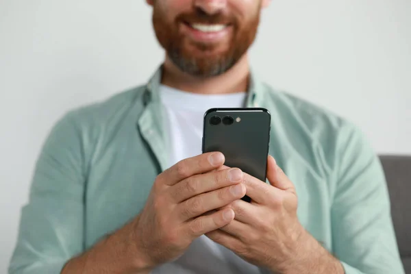 Man Using Smartphone Home Closeup View — Stock Photo, Image