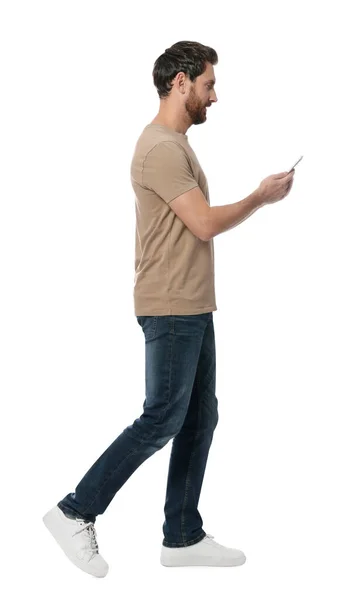 Όμορφος Άνθρωπος Smartphone Περπάτημα Λευκό Φόντο — Φωτογραφία Αρχείου