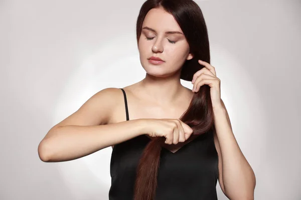 Wanita Muda Cantik Dengan Rambut Kuat Yang Sehat Berpose Studio — Stok Foto