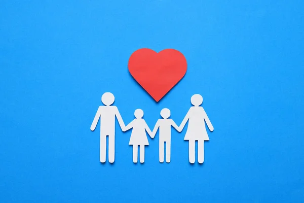 Ritaglio Famiglia Carta Cuore Rosso Sfondo Azzurro Posa Piatta Concetto — Foto Stock