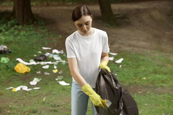 Молодая Женщина Пластиковым Пакетом Собирает Мусор Парке — стоковое фото