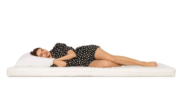 Jovem Mulher Dormindo Colchão Macio Contra Fundo Branco — Fotografia de Stock