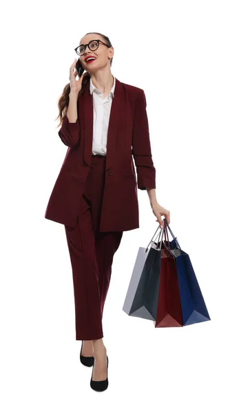 Stylische Junge Frau Mit Einkaufstüten Spricht Auf Smartphone Vor Weißem — Stockfoto
