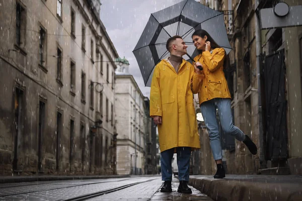 Schönes Junges Paar Mit Regenschirm Läuft Regen Auf Der Stadtstraße — Stockfoto