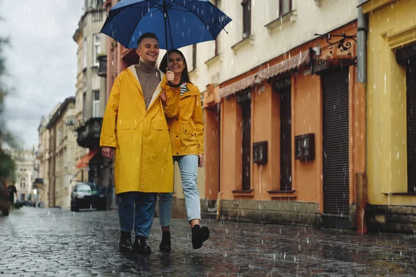 Preciosa Pareja Joven Con Paraguas Caminando Bajo Lluvia Calle Ciudad —  Fotos de Stock
