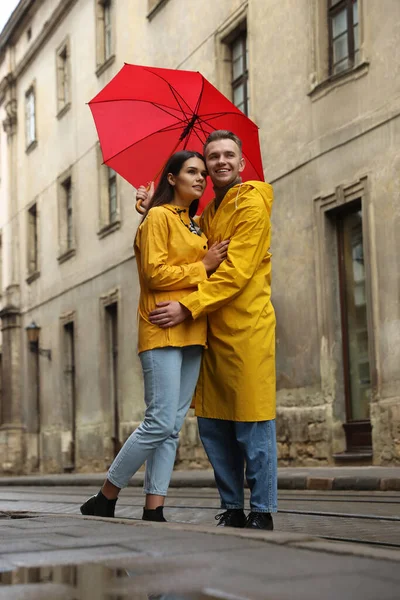 Adorável Jovem Casal Com Guarda Chuva Vermelho Juntos Rua Cidade — Fotografia de Stock
