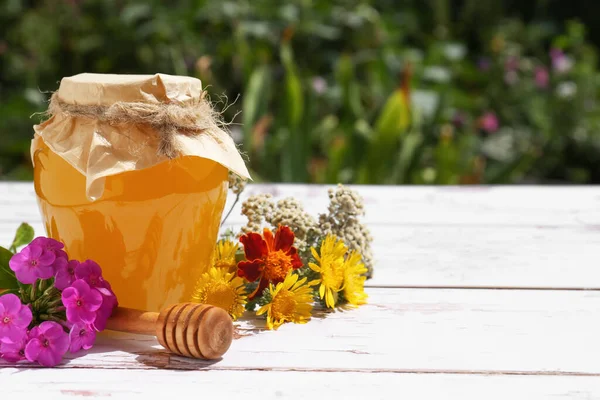 Glas Mit Honig Pfeffer Und Verschiedenen Blumen Auf Weißem Holztisch — Stockfoto