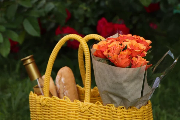 Žlutá Proutěná Taška Krásnými Růžemi Láhev Vína Baget Zelené Trávě — Stock fotografie