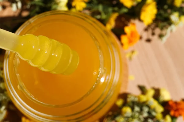 Läcker Färsk Honung Med Dipper Från Glas Träbord Närbild — Stockfoto