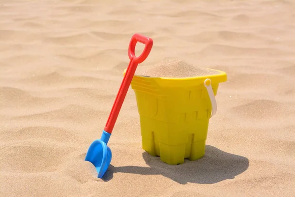 Plastik Kova Kumda Kürek Plaj Oyuncakları — Stok fotoğraf