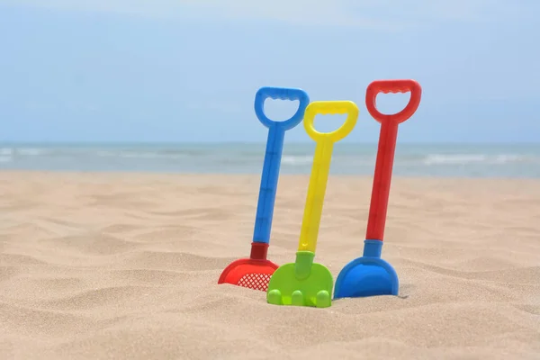Denize Yakın Kumsalda Renkli Kumsal Oyuncakları — Stok fotoğraf