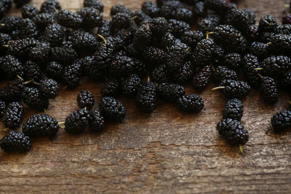 Heap Delicious Ripe Black Mulberries Wooden Table — 图库照片