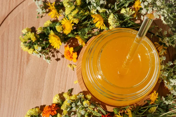 Läcker Färsk Honung Glasburk Och Vackra Blommor Träbord Platt Låg — Stockfoto