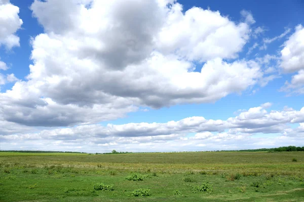 Açık Mavi Gökyüzünde Güzel Pofuduk Bulutların Manzarası — Stok fotoğraf