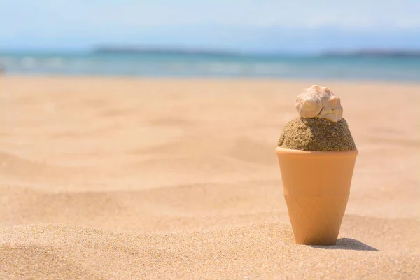 Πλαστική Φόρμα Σχήμα Παγωτού Μπάλα Άμμου Και Κοχύλι Στην Παραλία — Φωτογραφία Αρχείου